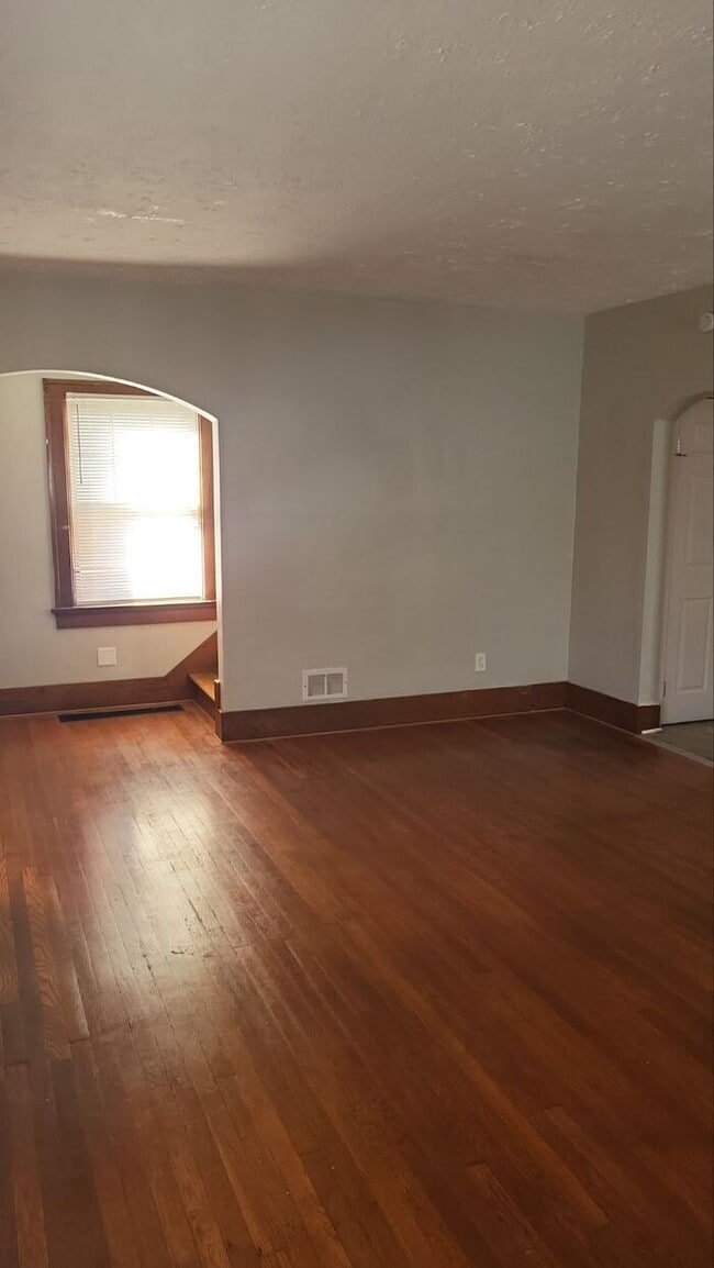 Building Photo - WINTER MOVE IN SPECIAL!! 3 Bed 1 Bath Upda...