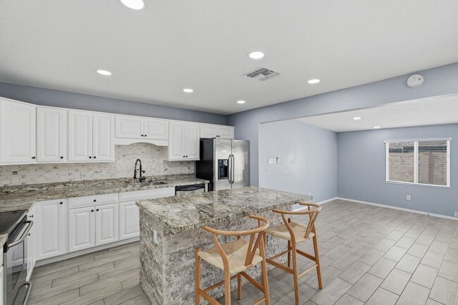 Foto del edificio - Recently Remodeled Home with All Appliances Included!