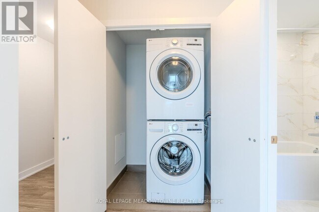 Photo du bâtiment - 4130-4130 Parkside Village Dr