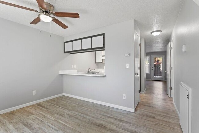 Foto del edificio - 2 bedroom unit. Pets OK! Lots of upgrades!...