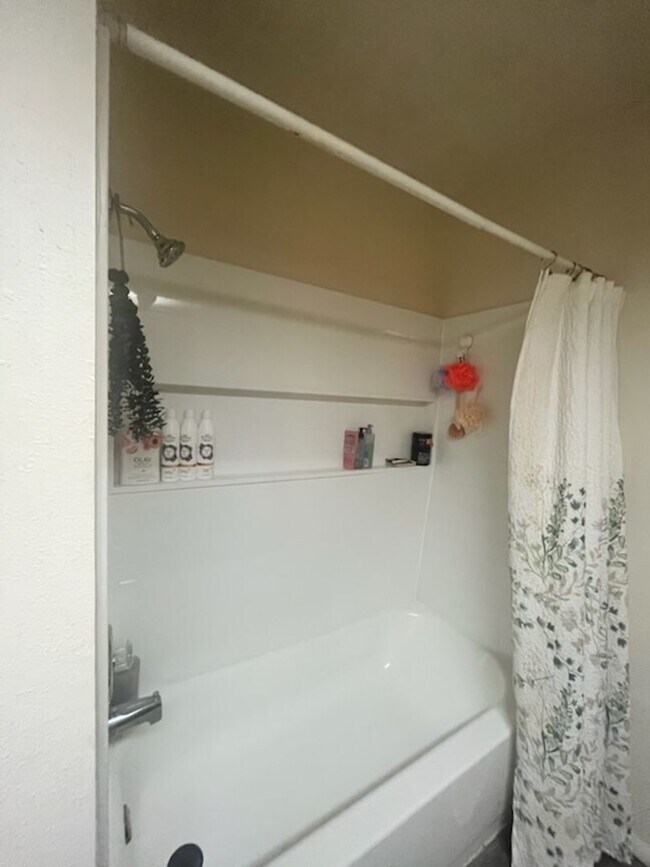 Foto del edificio - Two-Bedroom Condo