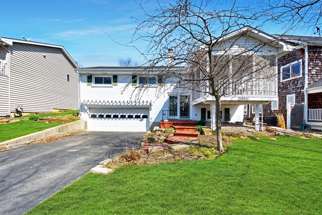 Building Photo - 21056 W Sylvan Dr