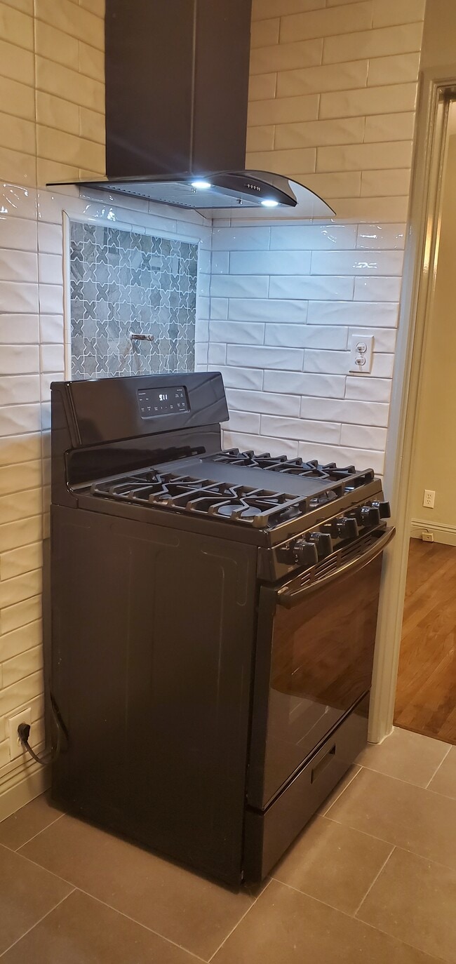 Stove - 614 N Madison Ave
