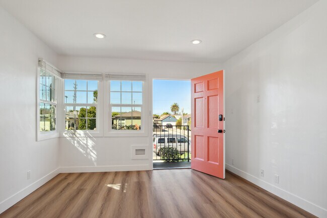 Foto del edificio - 8460 Kittyhawk Ave