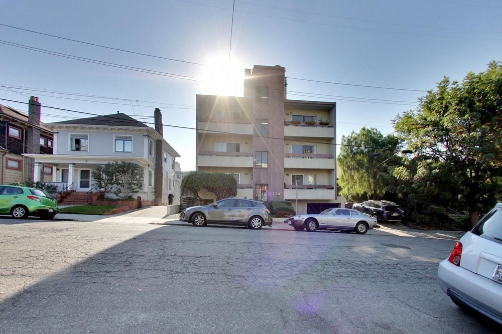 Primary Photo - 324 Warwick Ave - 401