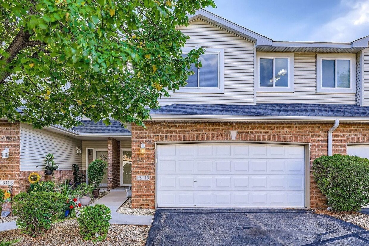 Primary Photo - Rare 3bed 3bath Townhome in Rosemount