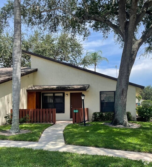 Building Photo - 8182 SE Villa Way