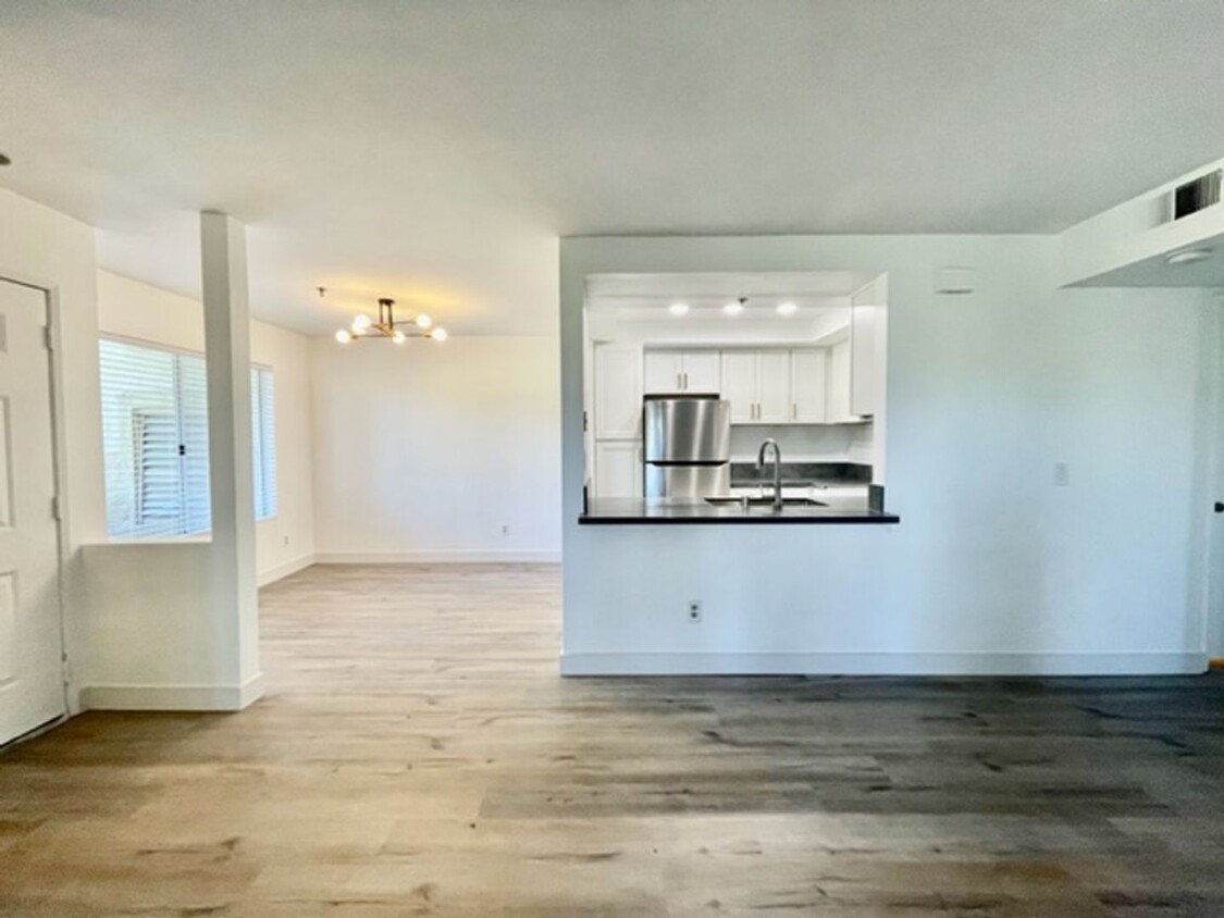 Foto principal - Fully Remodeled 3 Bed 2 Bath East lake