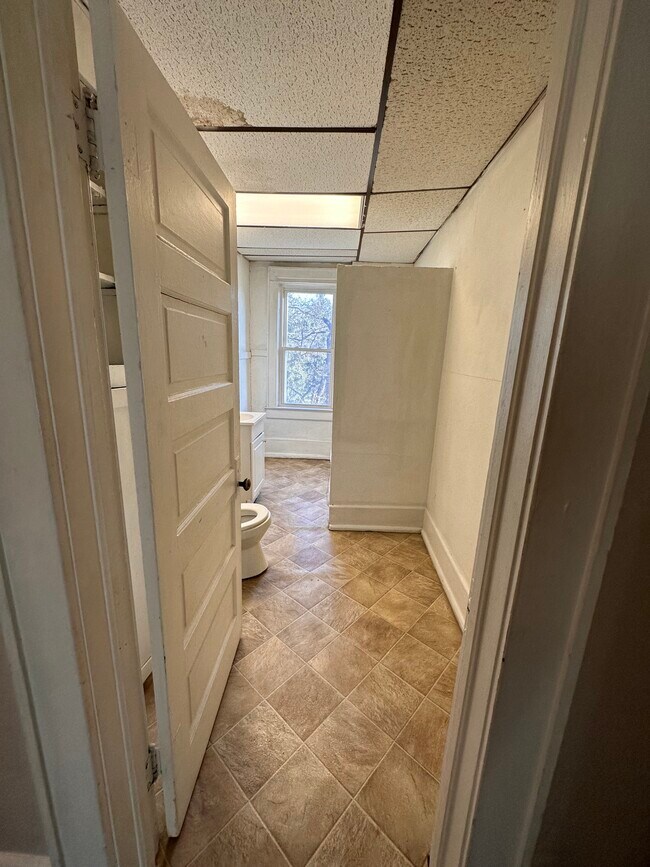 Full bath - 926 Willey St