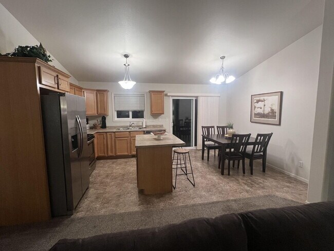 Foto del edificio - "Spacious 3-Bed, 2-Bath Sanctuary in Minot – 1817 Sq. Ft. of Comfort and Style!"