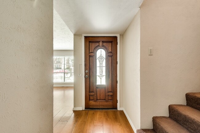 Building Photo - Adorable Townhome featuring 3 Bedrooms + O...