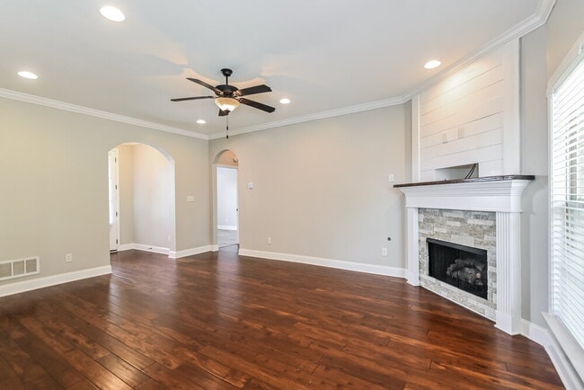 Building Photo - 2580 Woodcutter Dr