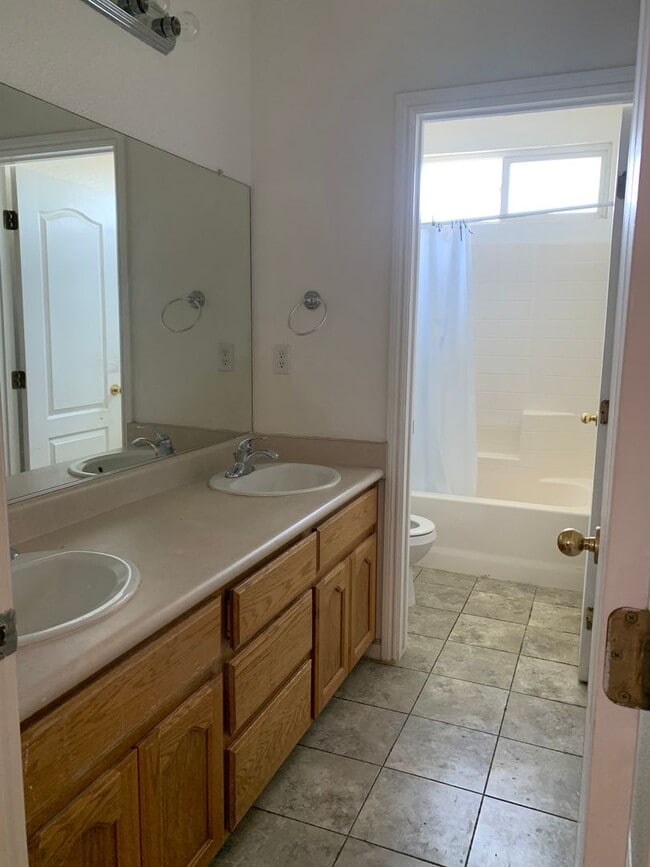 Building Photo - 4331 W Elowin Ave