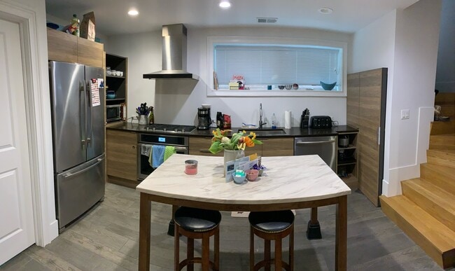 Photo - 1207 W George St Apartments