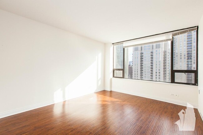 Building Photo - 15 E Oak St