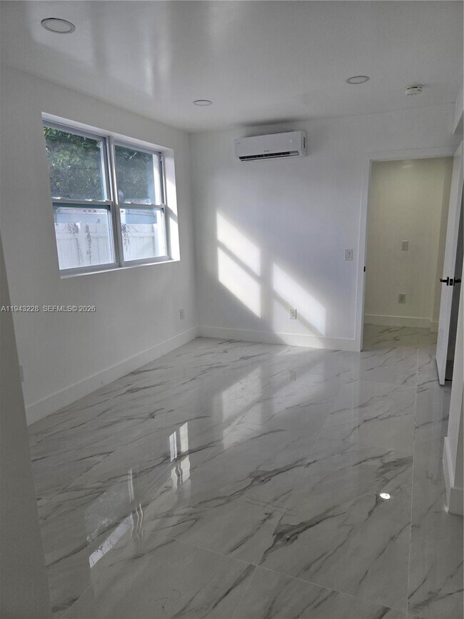Foto del edificio - 987 NE 145th St