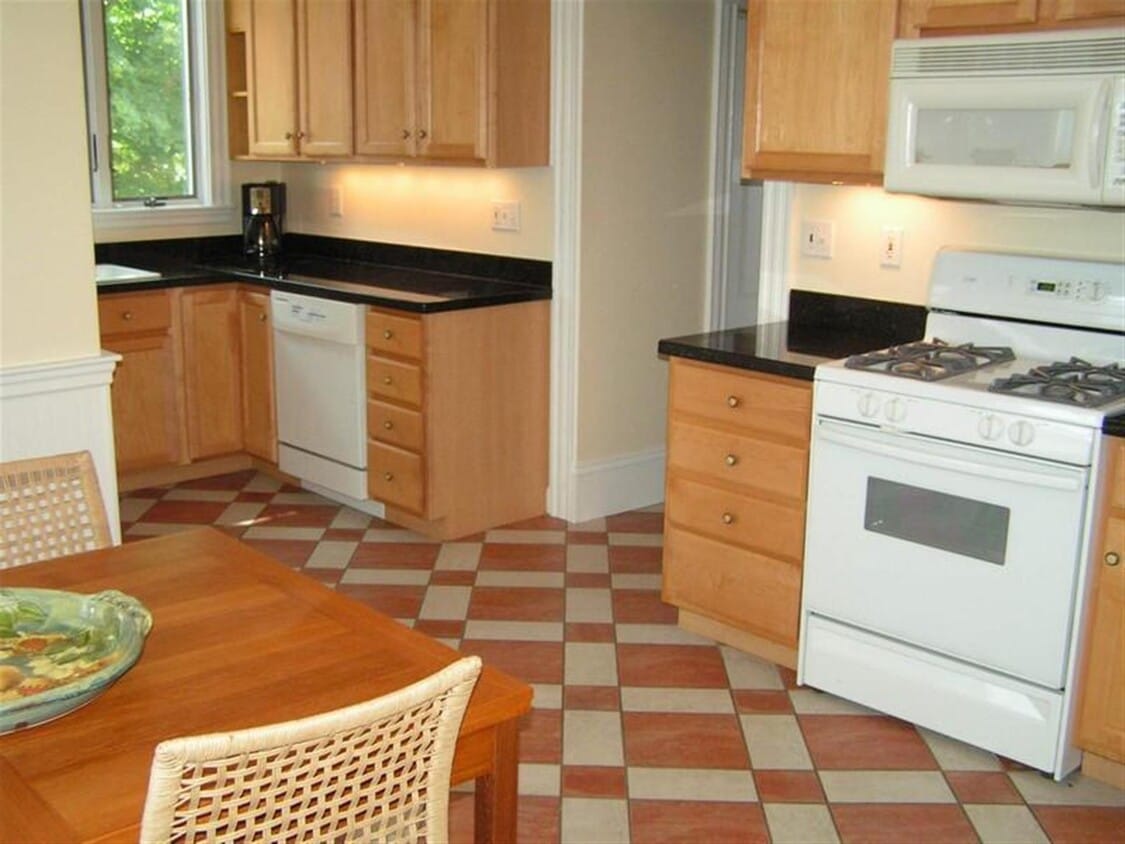 Primary Photo - 82 Holland St