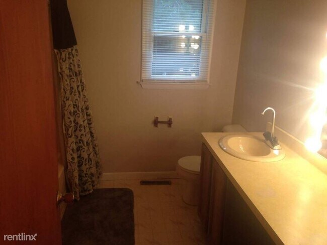 Building Photo - 2 br, 1 bath Condo - 2902 Chapel Rd