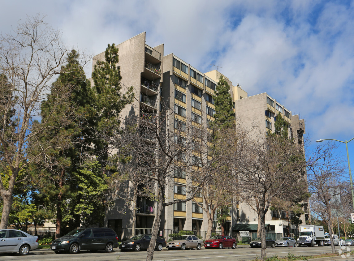 Primary Photo - Oak Center Towers