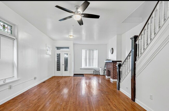 Building Photo - 247 Maclay St