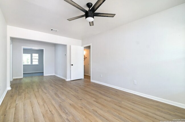 Foto del edificio - Charming 3-Bedroom Home in Coliseum-Willow...