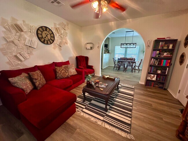 Foto del edificio - Charming 3/3 House in with Covered Parking...