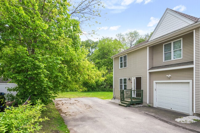 Entrance/Garage - 1 Eddy St