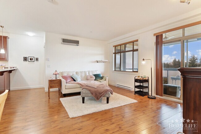 Photo du bâtiment - Spacious 2-Bedroom +Large Den Condo( could be 3rd bedroom) with 2 Primary Suites in Yorkson Creek