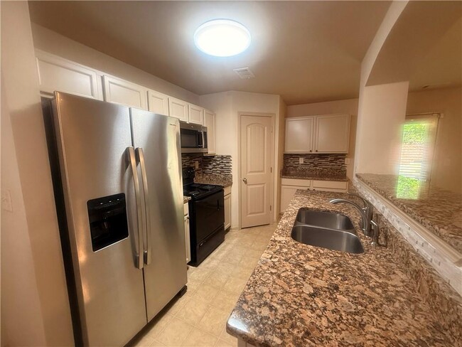 Building Photo - 2722 Haynescrest Dr