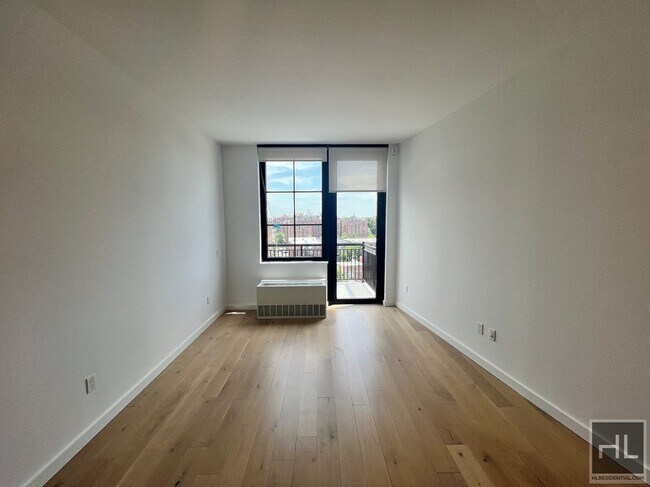 Foto del edificio - Northern Blvd | Flushing | Penthouse, 1BR/1BA w/Private Balcony, W/D & NO Broker's Fees!