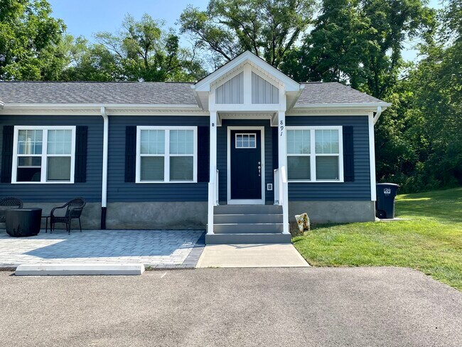 Covered porch w/recessed lighting - 891 Old Vinton Mill Rd NE Unit B