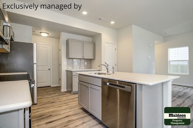 Foto del edificio - Beautiful Like New Home