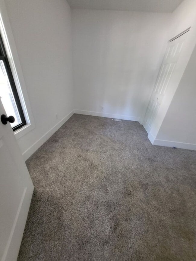 Building Photo - 3 BED 1 BATH