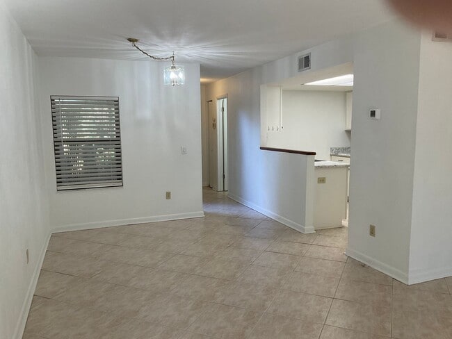 Building Photo - Great Unit In Green Leaf
