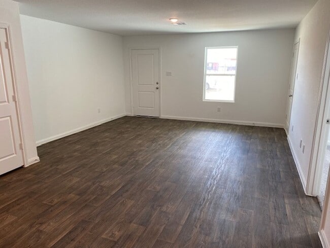 Building Photo - Stunning 3 bedroom, 2 bath home with a del...
