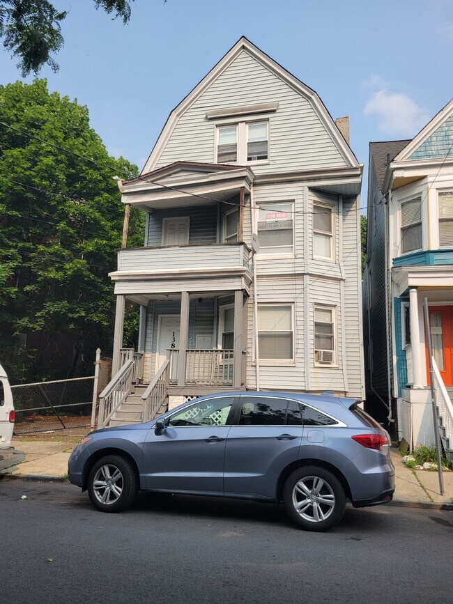 Frente - 138 S 10th St