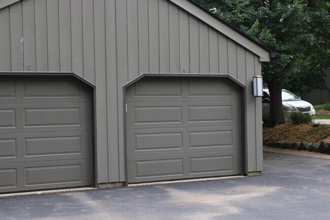 Building Photo - 255 Shoreline Rd