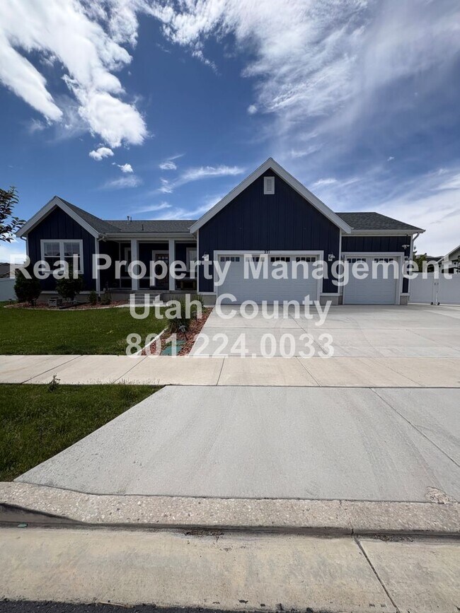 Building Photo - Large home in Saratoga Springs