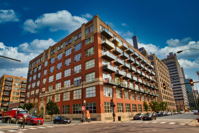 Building Photo - 333 S Desplaines St