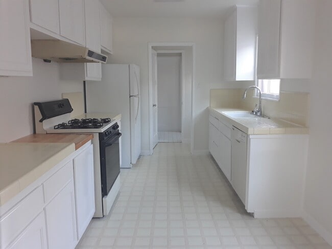 Dine-in kitchen - 4470 Elenda St