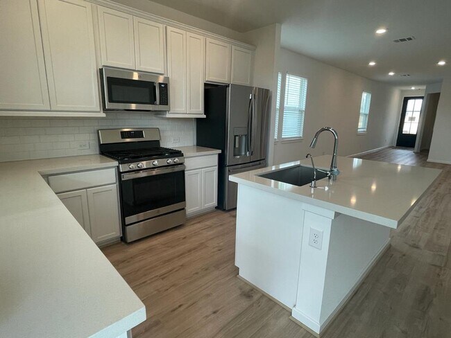 Building Photo - 7126 Clearwater Cv Dr