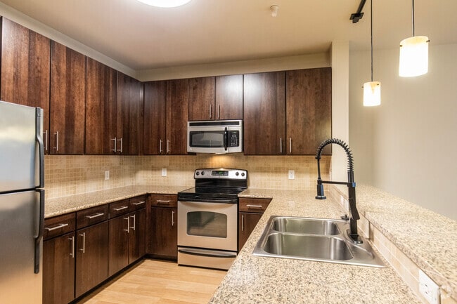 1BR, 1BA 865SF - 110 S Hoover Blvd Tampa, FL 33609 - Mosaic Westshore Apartments