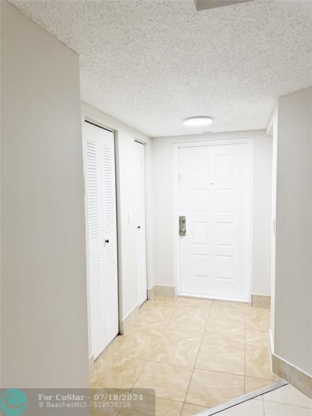 Building Photo - 9877 Westview Dr