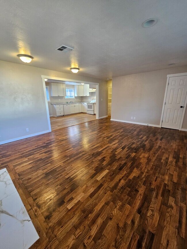 Foto del edificio - Delightful Home Within Minutes to Everything