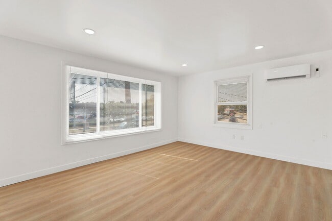 Building Photo - 1075 E West Maple Rd