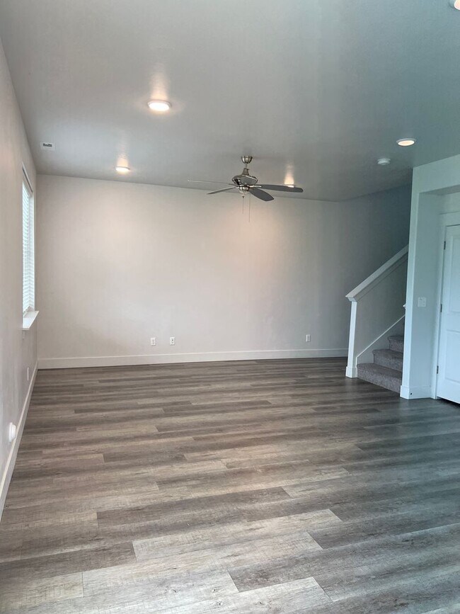 Foto del edificio - Beautiful 3 Bed, 2.5 Bath Townhome in Summerfield Subdivision | $1,995/month