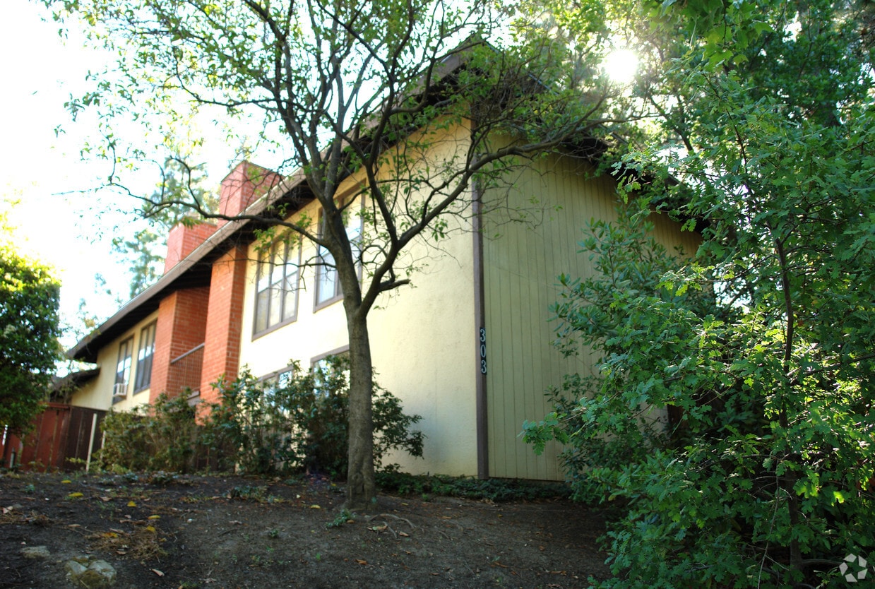 Primary Photo - 303 Camelback Ct