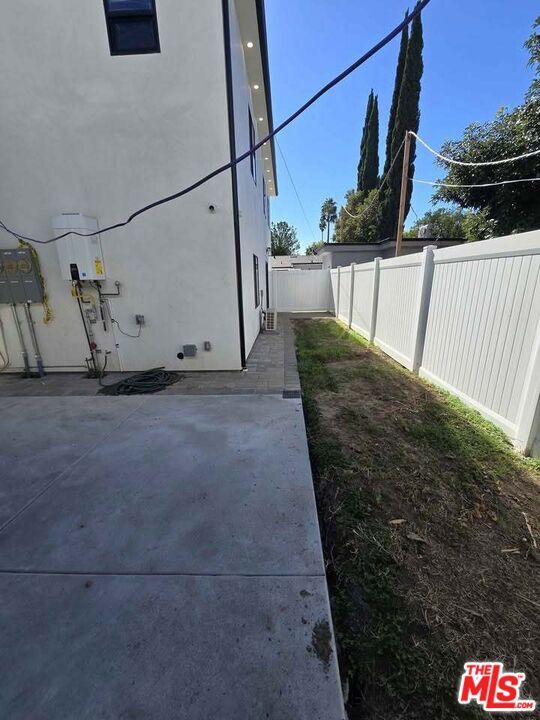 Building Photo - 14121 Califa St