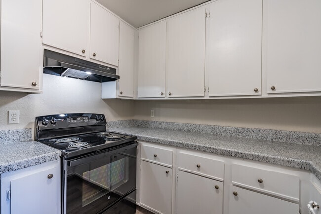 2BR, 2BA - 910SF - Kitchen - Hastings Ranch