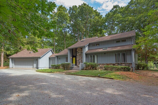 Building Photo - This Home is a Hole in One!